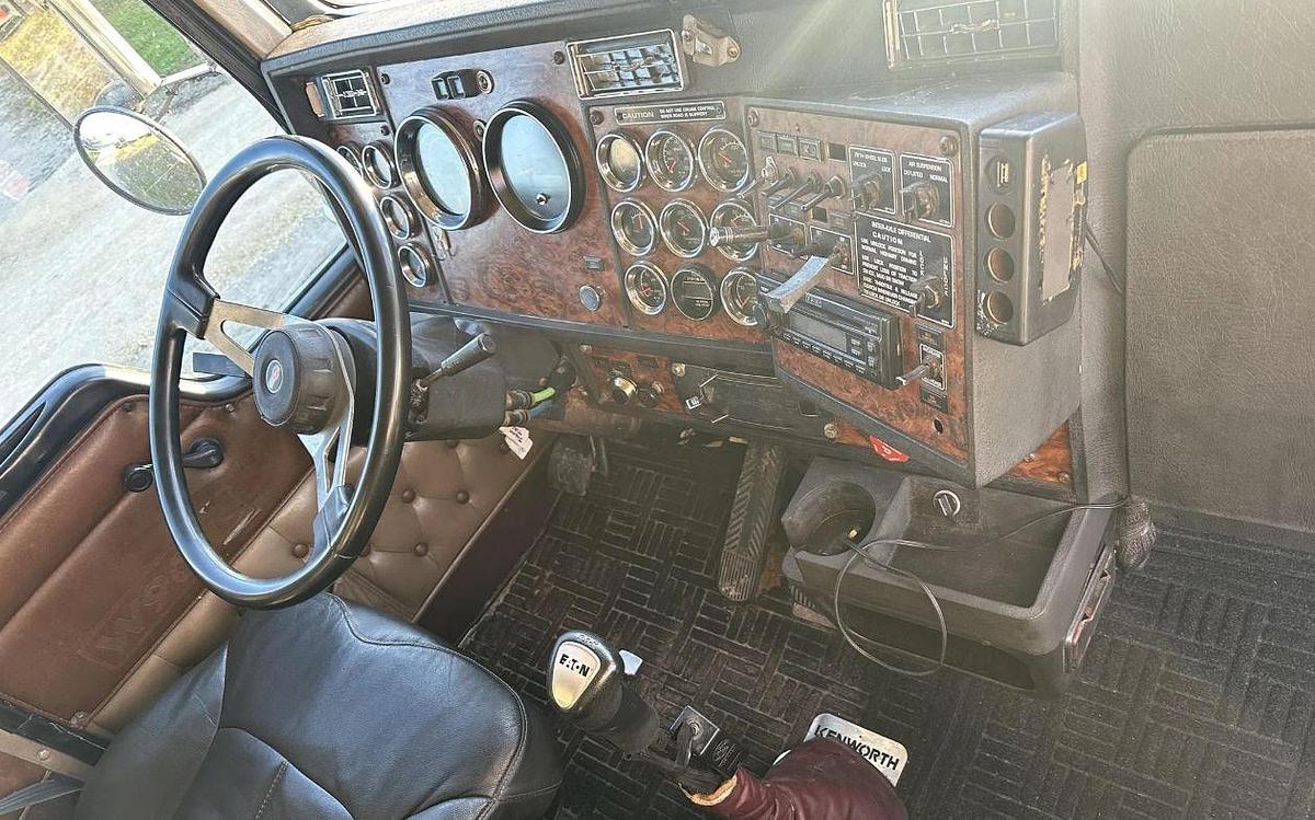 Used 1999 KENWORTH W900 Sleeper Semi Truck