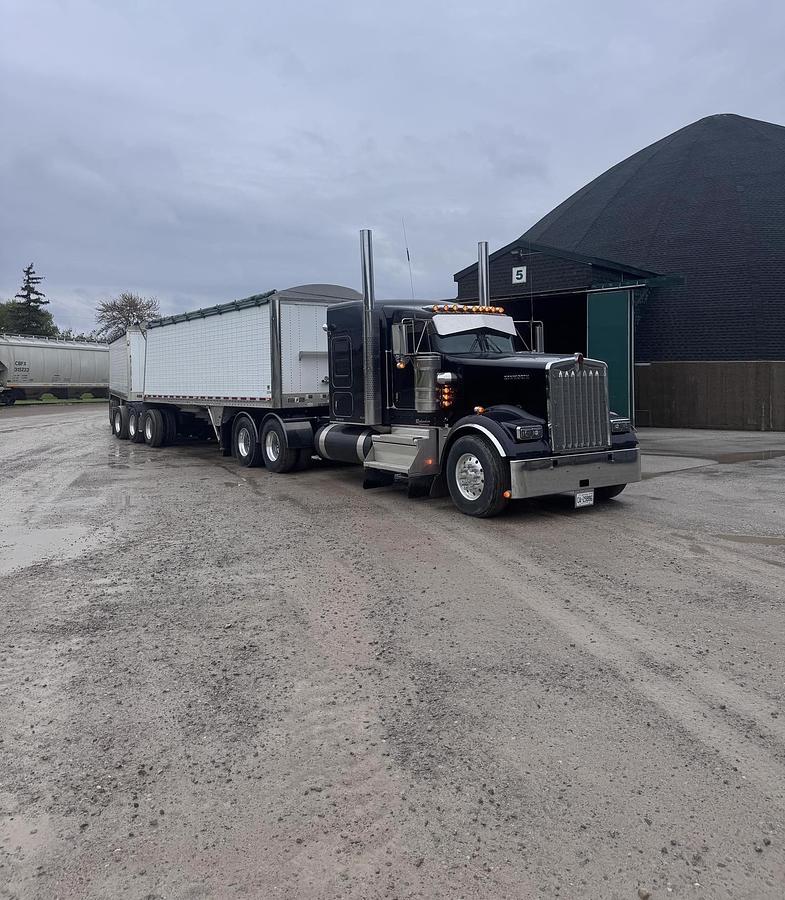 Used 2025 Kenworth W900 Sleeper Semi Truck 565 HP Cummins