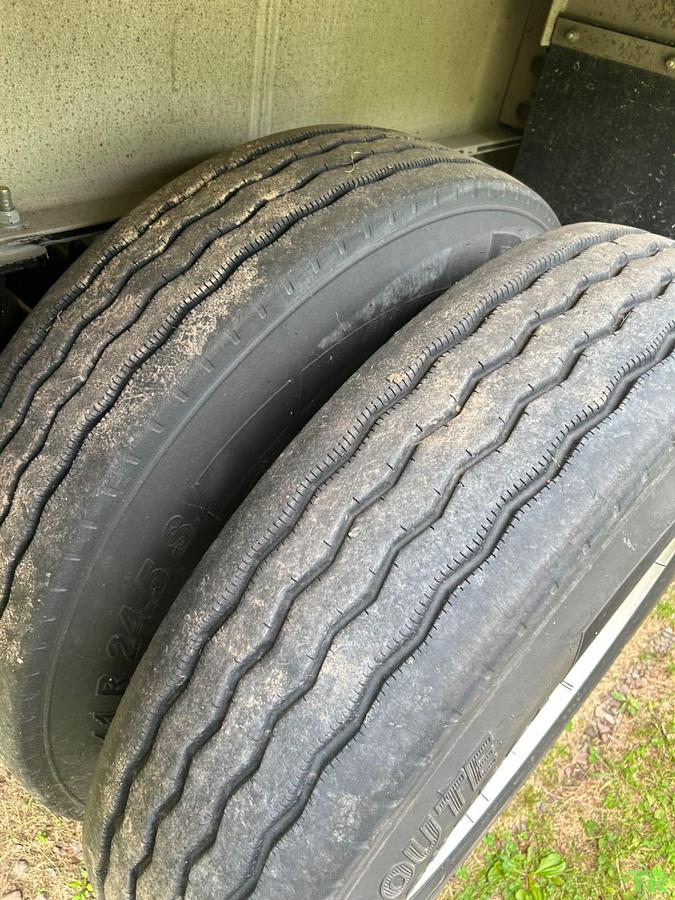 Used 2000 International 9900I Commercial Truck