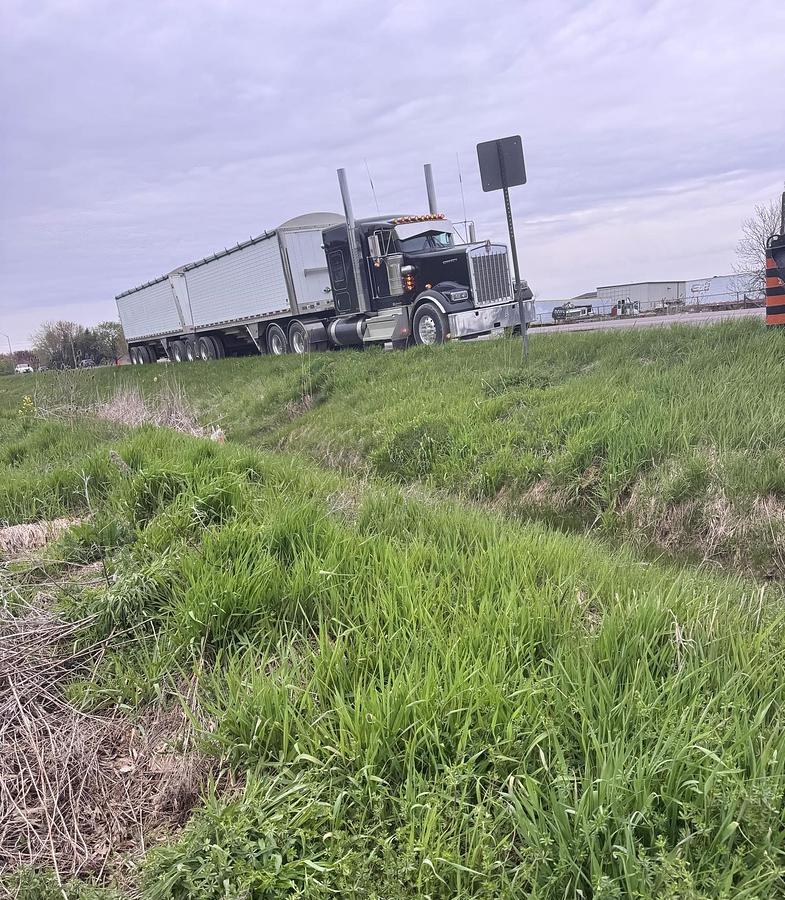Used 2025 Kenworth W900 Sleeper Semi Truck 565 HP Cummins
