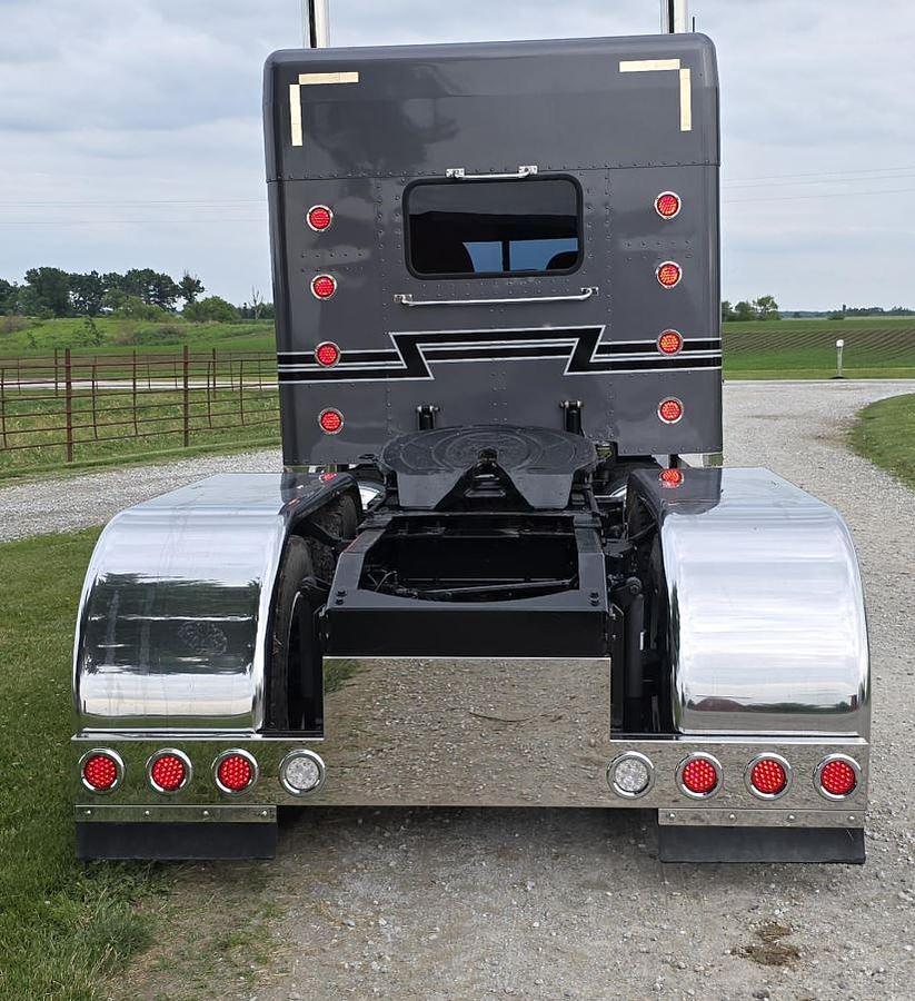 Used 2006 Peterbilt 379 Sleeper Truck