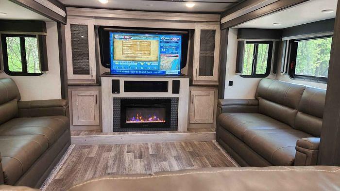 Used 2021 Keystone Montana 383TH