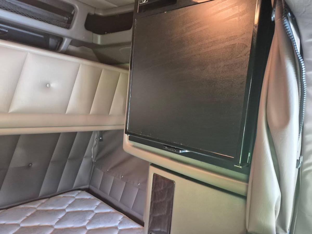 Used 2024 Peterbilt 389 Conventional Sleeper Semi