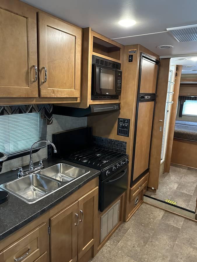 Used 2017 WINNEBAGO Minnie Winnie