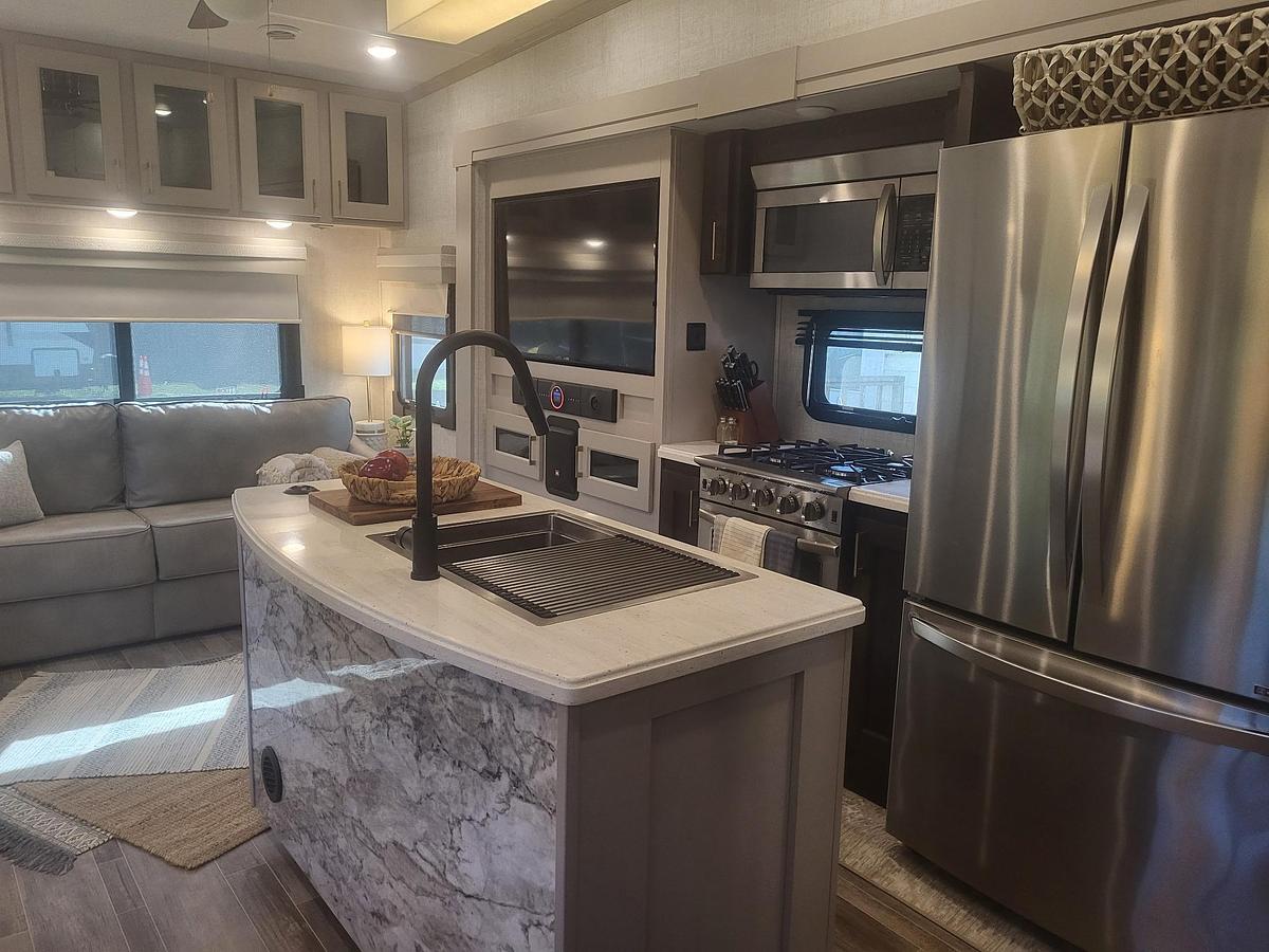 Used 2021 Forest River Palomino Columbus 1492 382FB