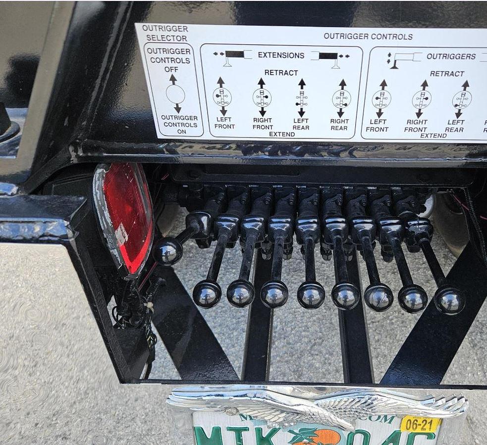 Used 2003 Peterbilt 357 Crane