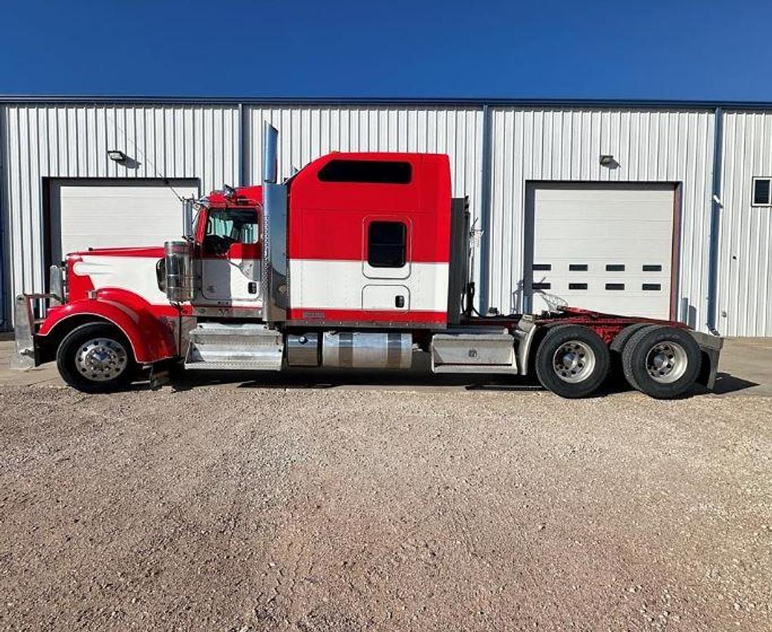 Used 2019 Kenworth W900