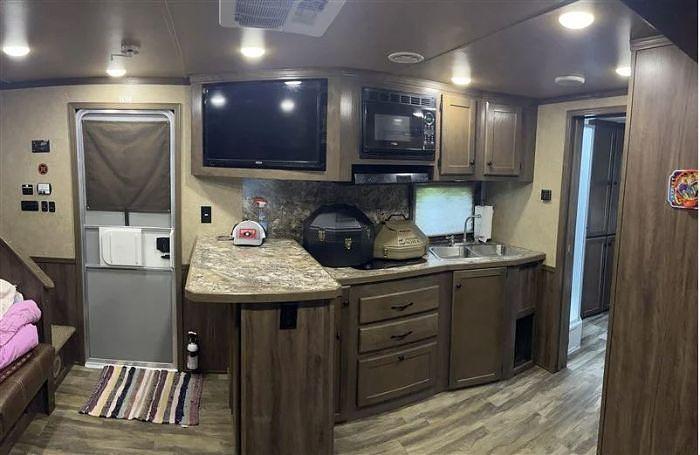 Used 2019 Lakota Charger With LQ