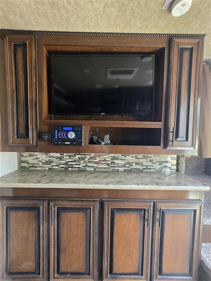Used 2016 Bison Premier Coach 3 Horse