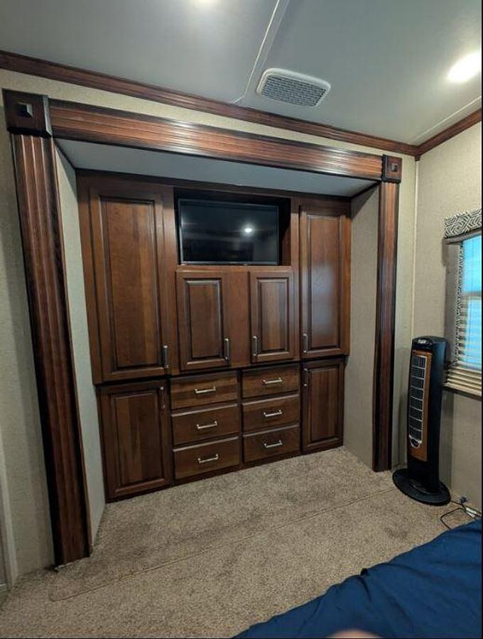 Used 2019 Keystone Alpine 3800FK