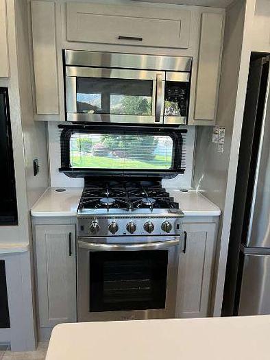 Used 2023 Palomino Columbus 379MB