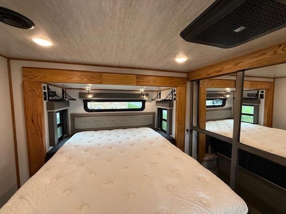 Used 2022 Keystone Montana Legacy Edition 3231CK