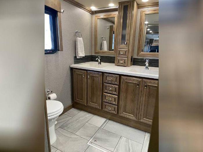 Used 2019 Fleetwood Discovery LXE 40M