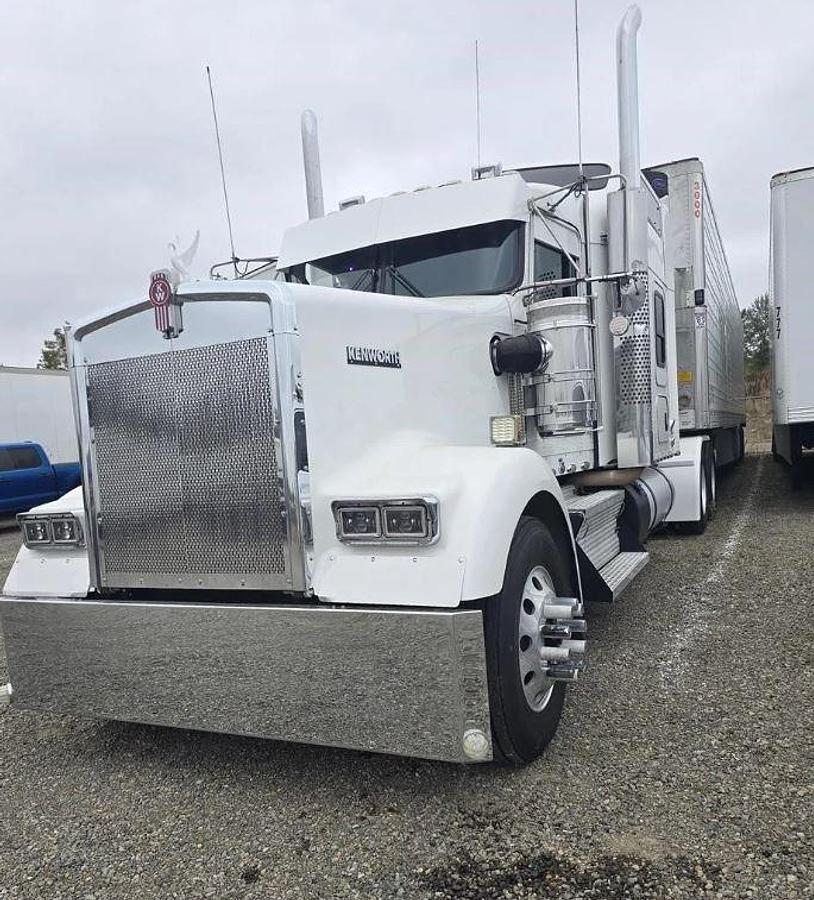 Used 2022 Kenworth W900l