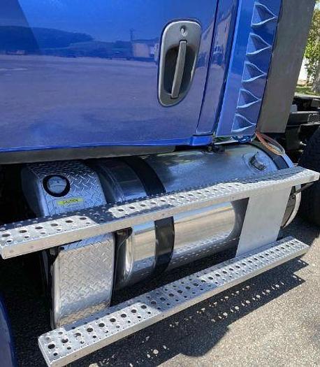 Used 2014 Freightliner CASCADIA 113