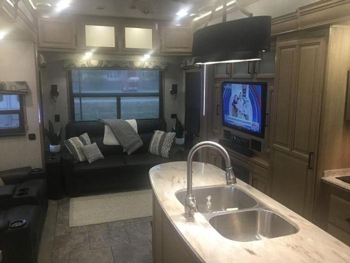 Used 2017 Crossroads Redwood RW4120GK