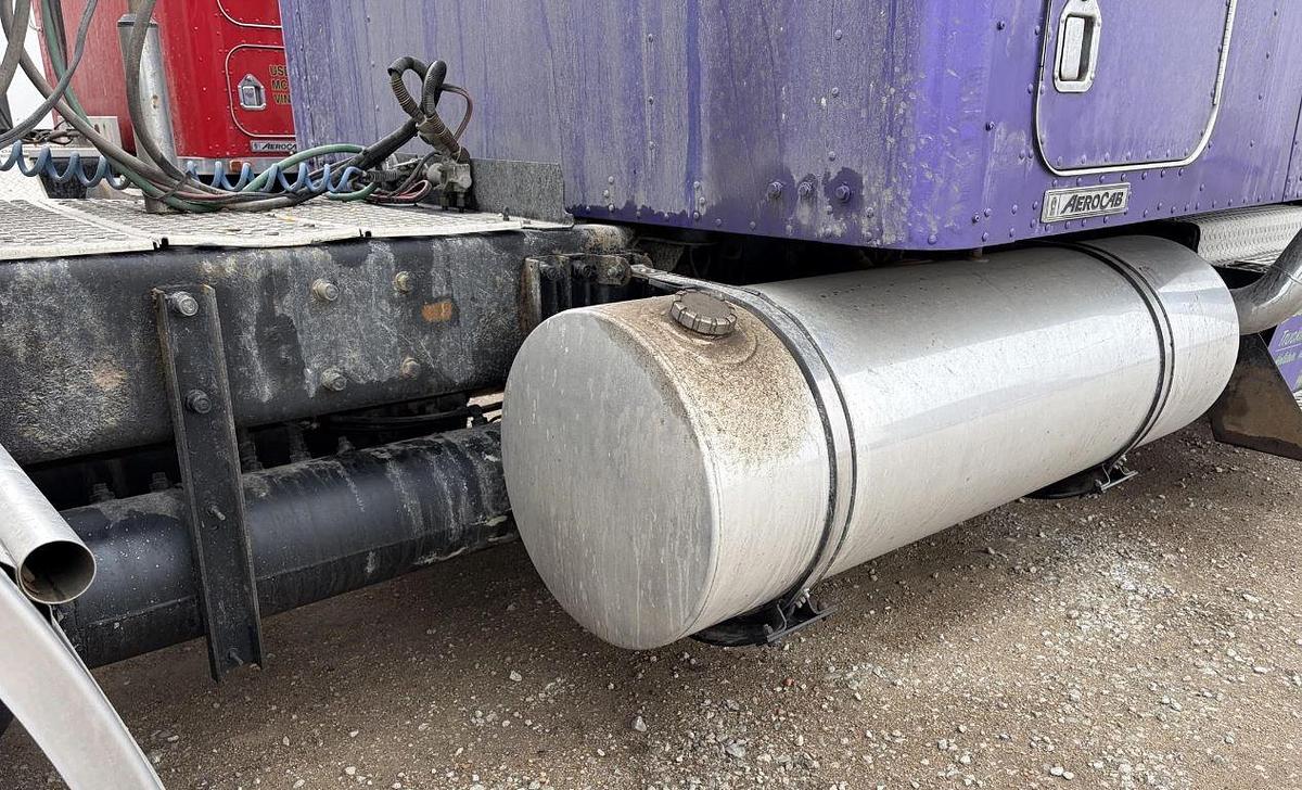 Used 2005 KENWORTH W900L Conventional Sleeper Semi Truck