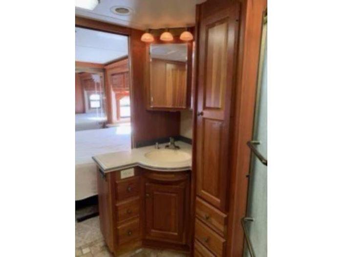 Used 2005 Monaco Camelot 40PBT