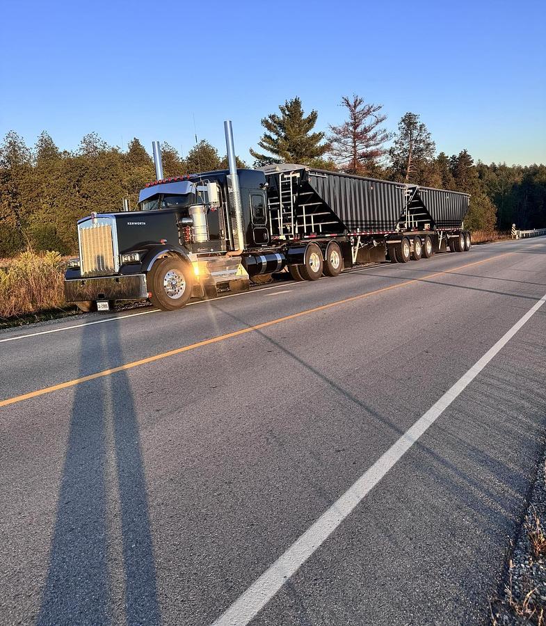 Used 2025 Kenworth W900 Sleeper Semi Truck 565 HP Cummins