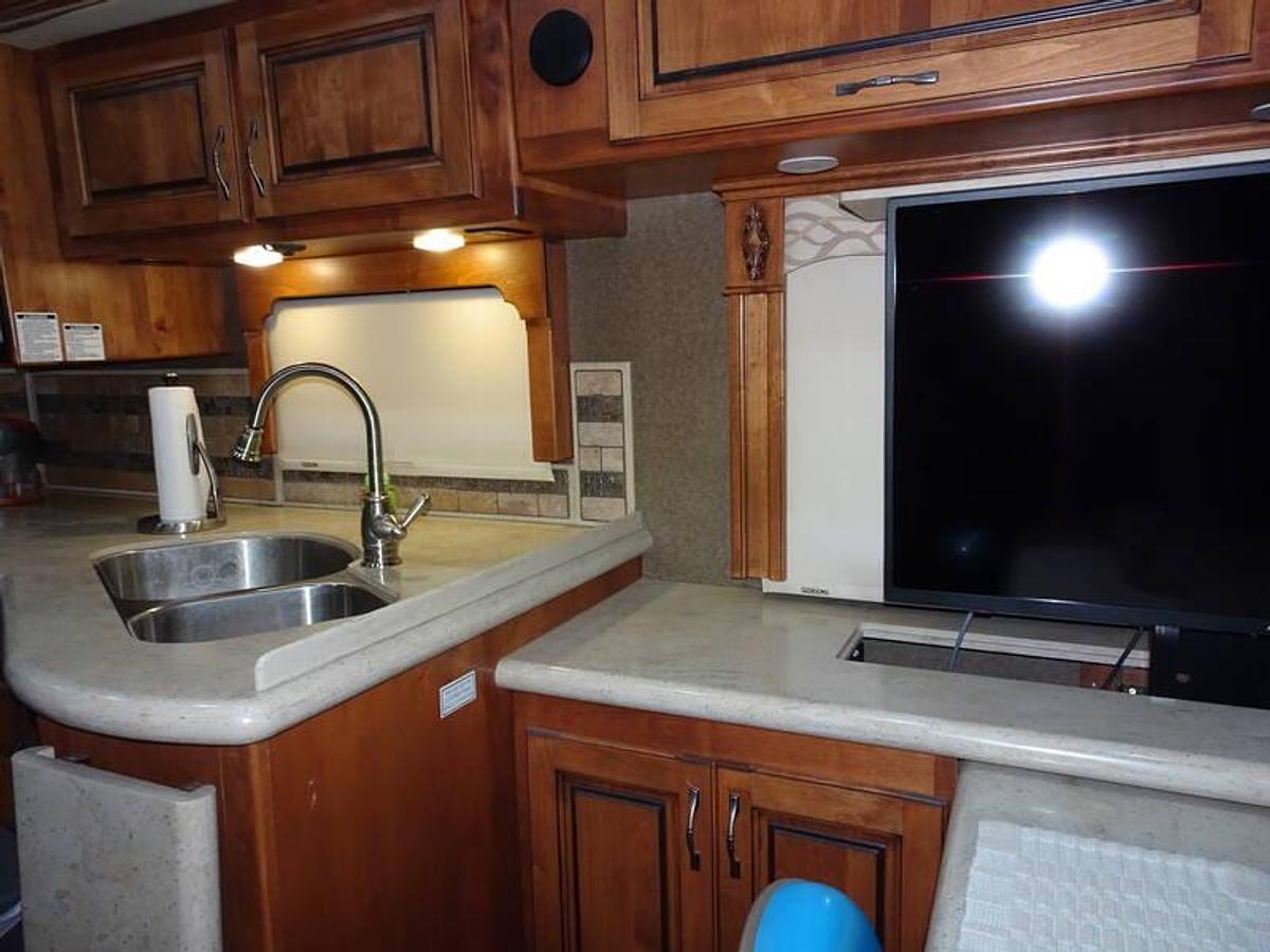 Used 2014 Holiday Rambler Ambassador 38PFT Class A Diesel Motorhome • King Bed • Washer/Dryer
