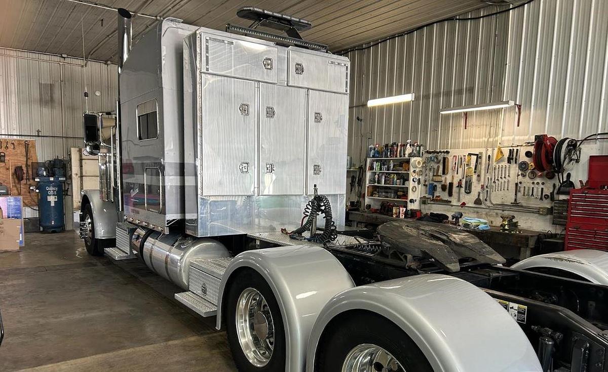 Used 2020 Peterbilt 389 Sleeper Semi Truck