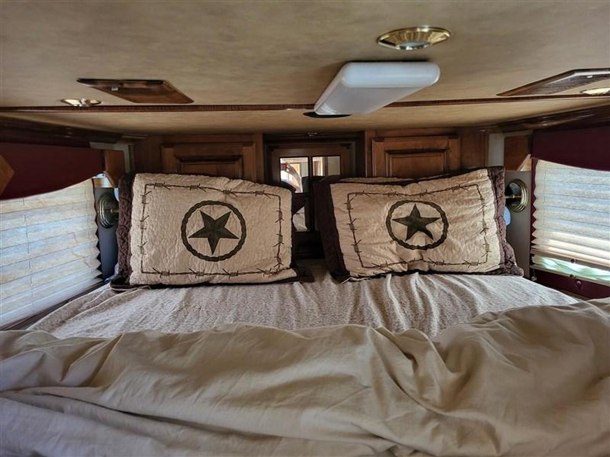 Used 2004 Sooner Horse Trailer