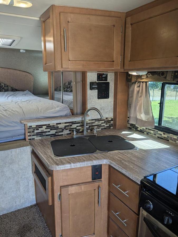 Used 2016 Adventurer 89RVS Motorhome