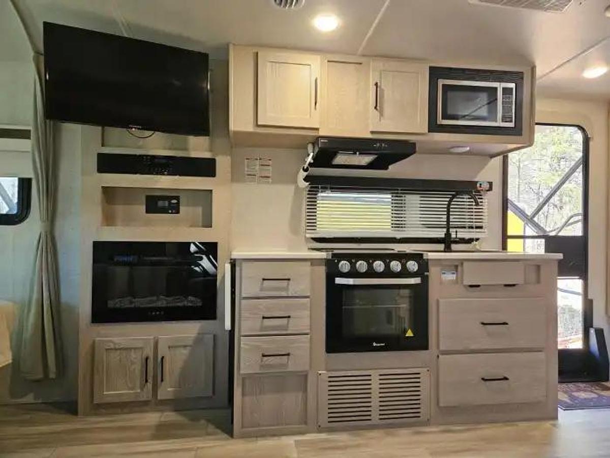Used 2022 Rockwood Mini Lite 2205S