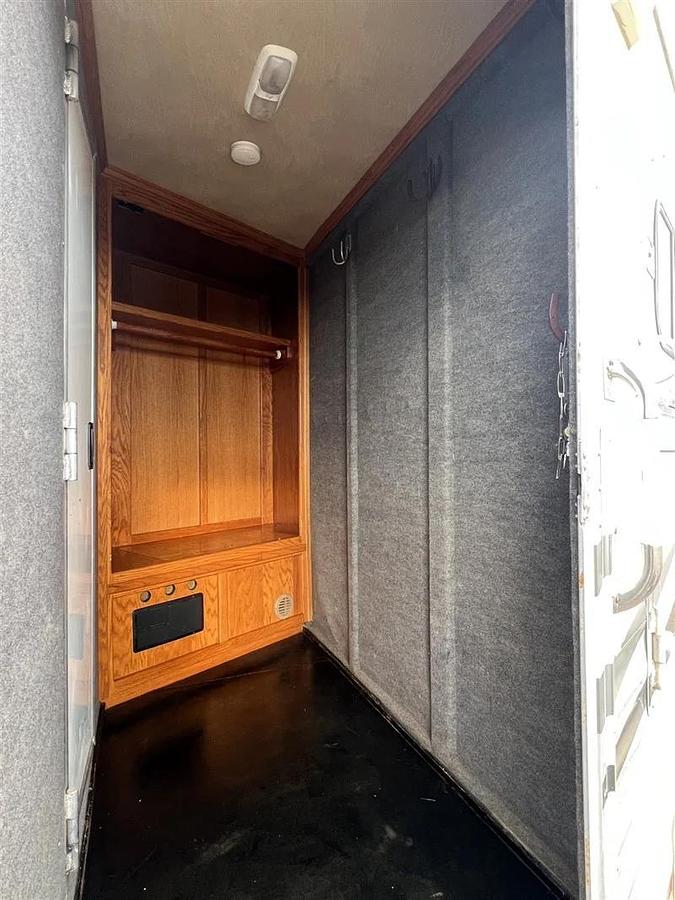 Used 2004 Bloomer 3 Horse