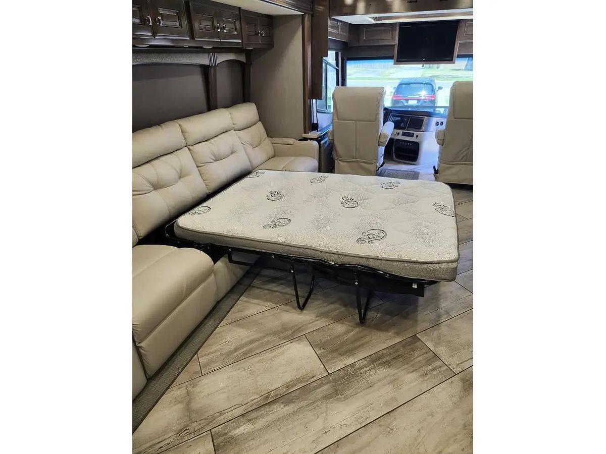 Used 2022 Fleetwood Discovery Lxe 44s