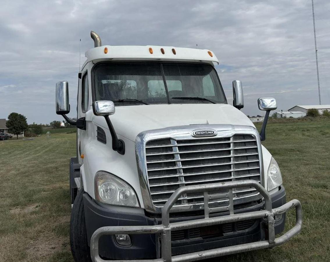 Used 2012 Freightliner Cascadia 113 Day Cab Semi Truck