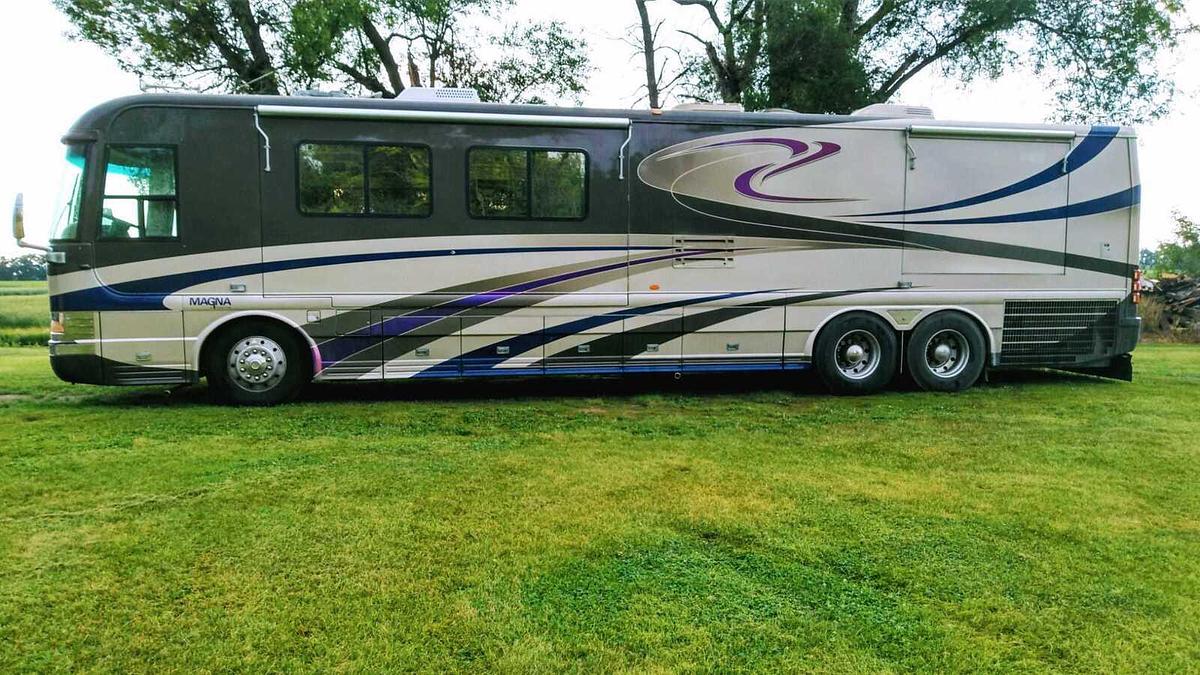 Used 2001 Country Coach Magna