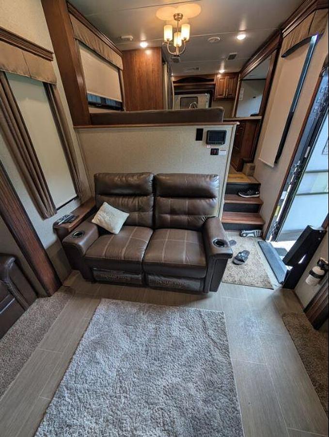 Used 2019 Keystone Alpine 3800FK