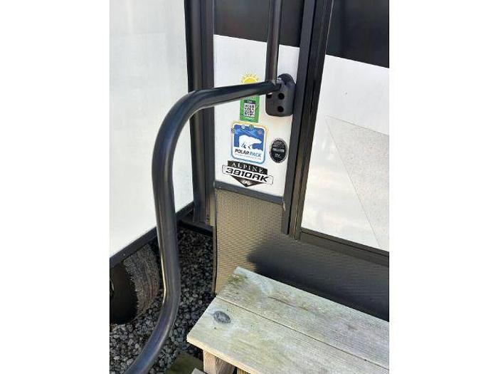 Used 2022 Keystone Alpine 3910RK