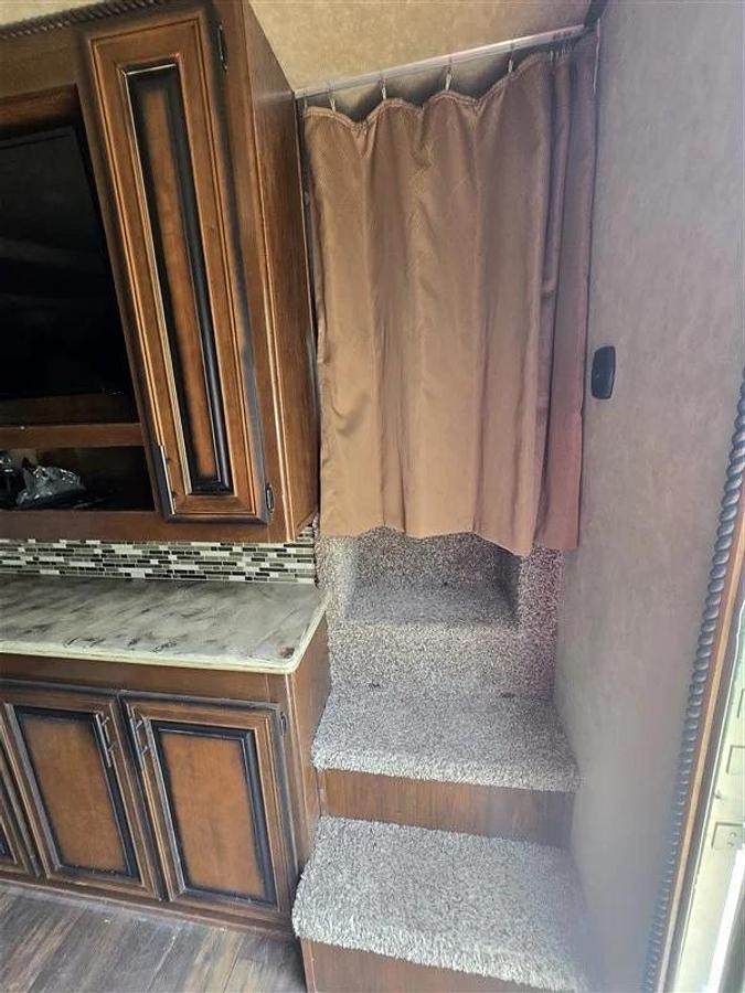 Used 2016 Bison Premier Coach 3 Horse