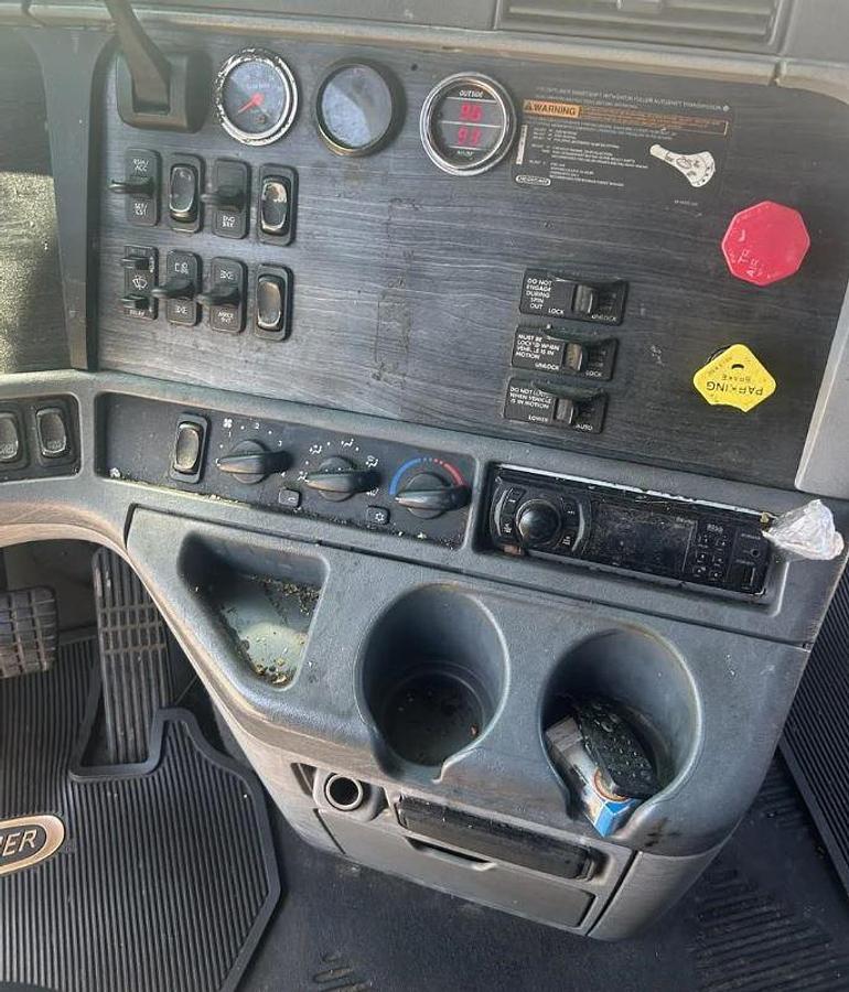 Used 2007 Freightliner Columbia 120 Semi Truck