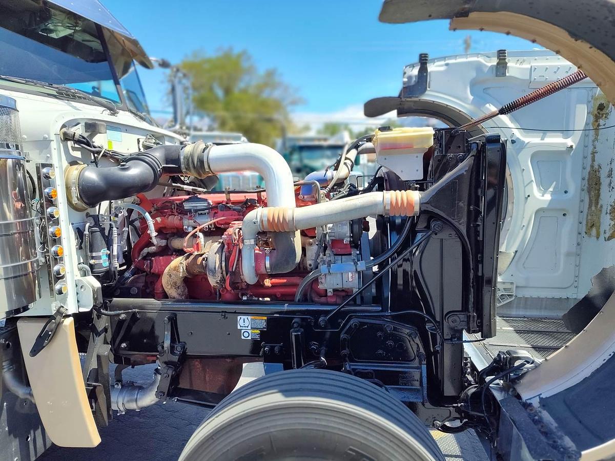 Used 2015 Peterbilt 389 Sleeper Semi Truck