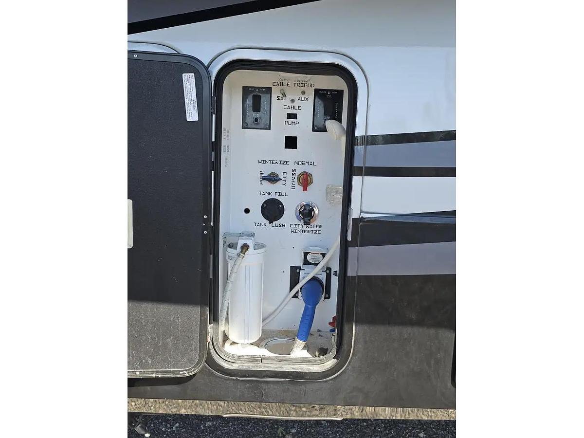 Used 2018 Vanleigh Beacon 39GBB Fifth Wheel