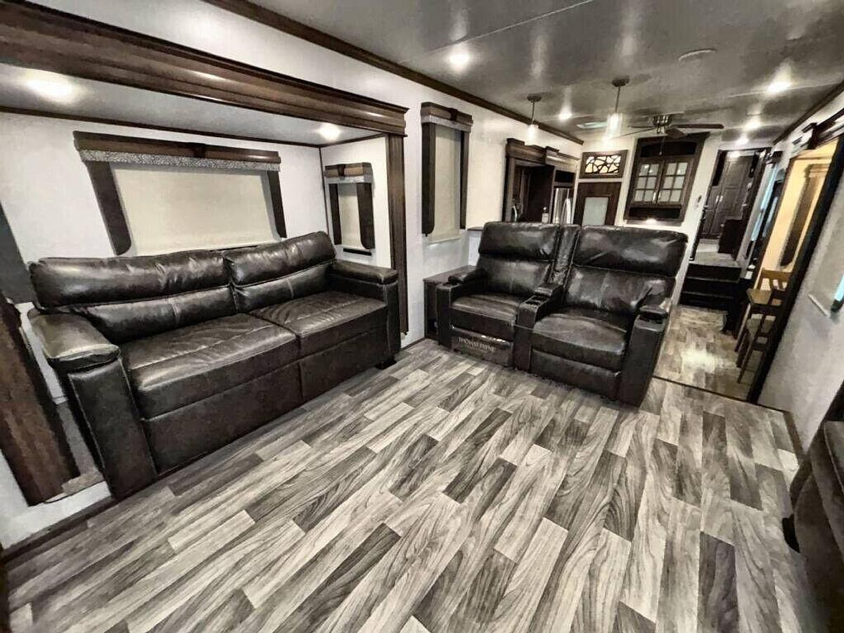 Used 2021 Keystone Alpine 3850RD