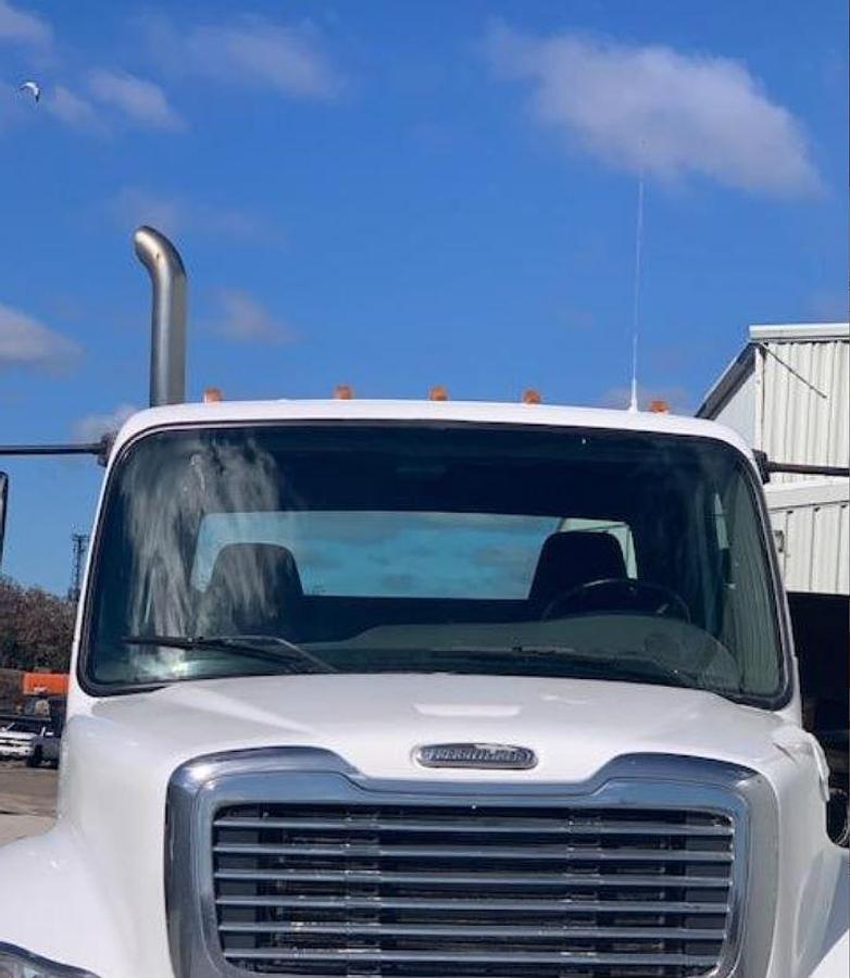 Used 2005 FREIGHTLINER BUSINESS CLASS M2 106