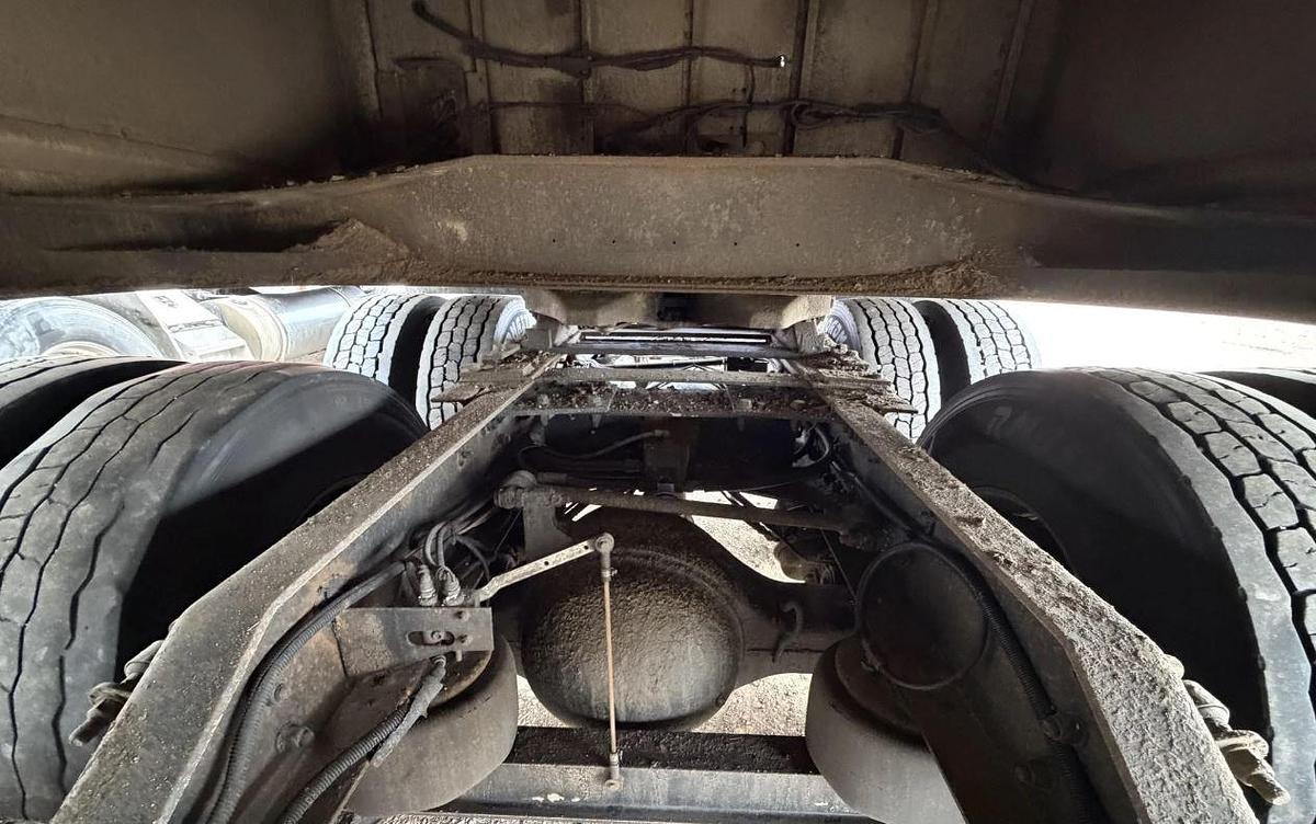 Used 2005 KENWORTH W900L Conventional Sleeper Semi Truck