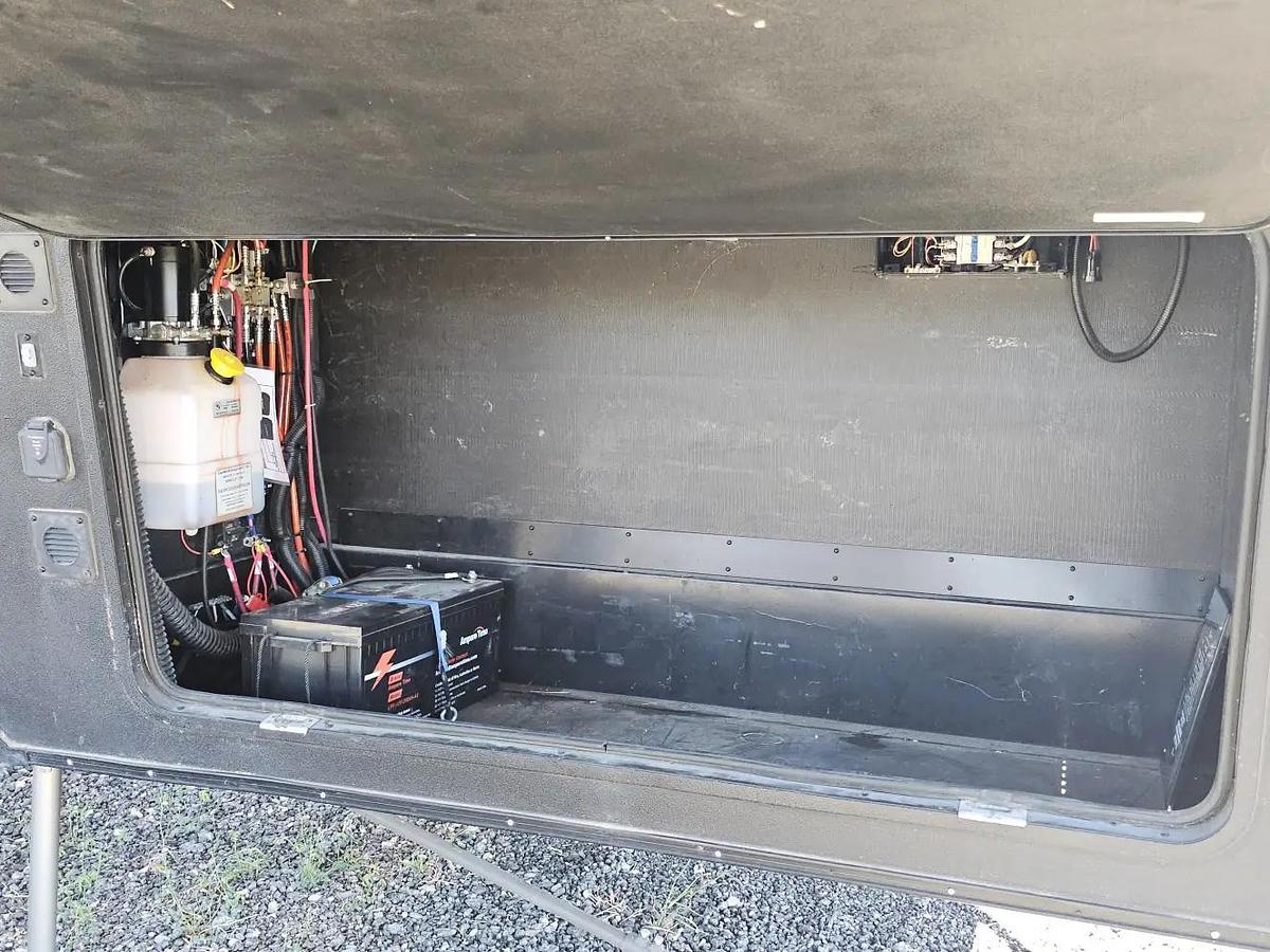 Used 2018 Vanleigh Beacon 39GBB Fifth Wheel