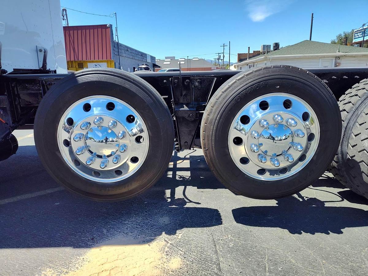 Used 2015 Peterbilt 389 Sleeper Semi Truck