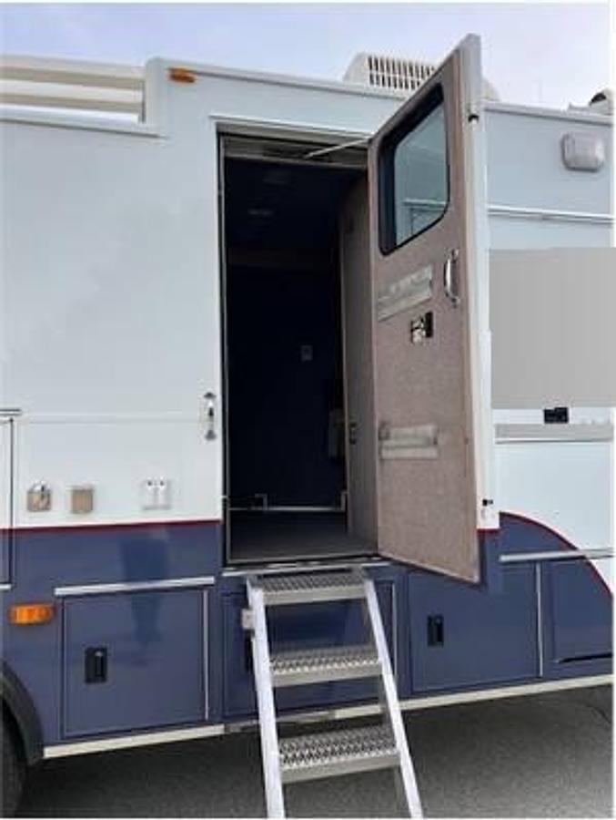 Used 2015 Kenworth T370 Truck with Box & Generator