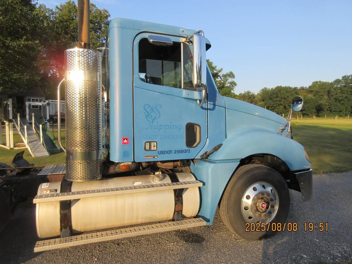 Used 2009 Freightliner Day Cab Semi Truck