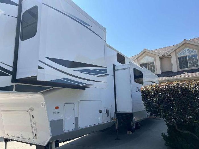 Used 2023 Palomino Columbus 379MB