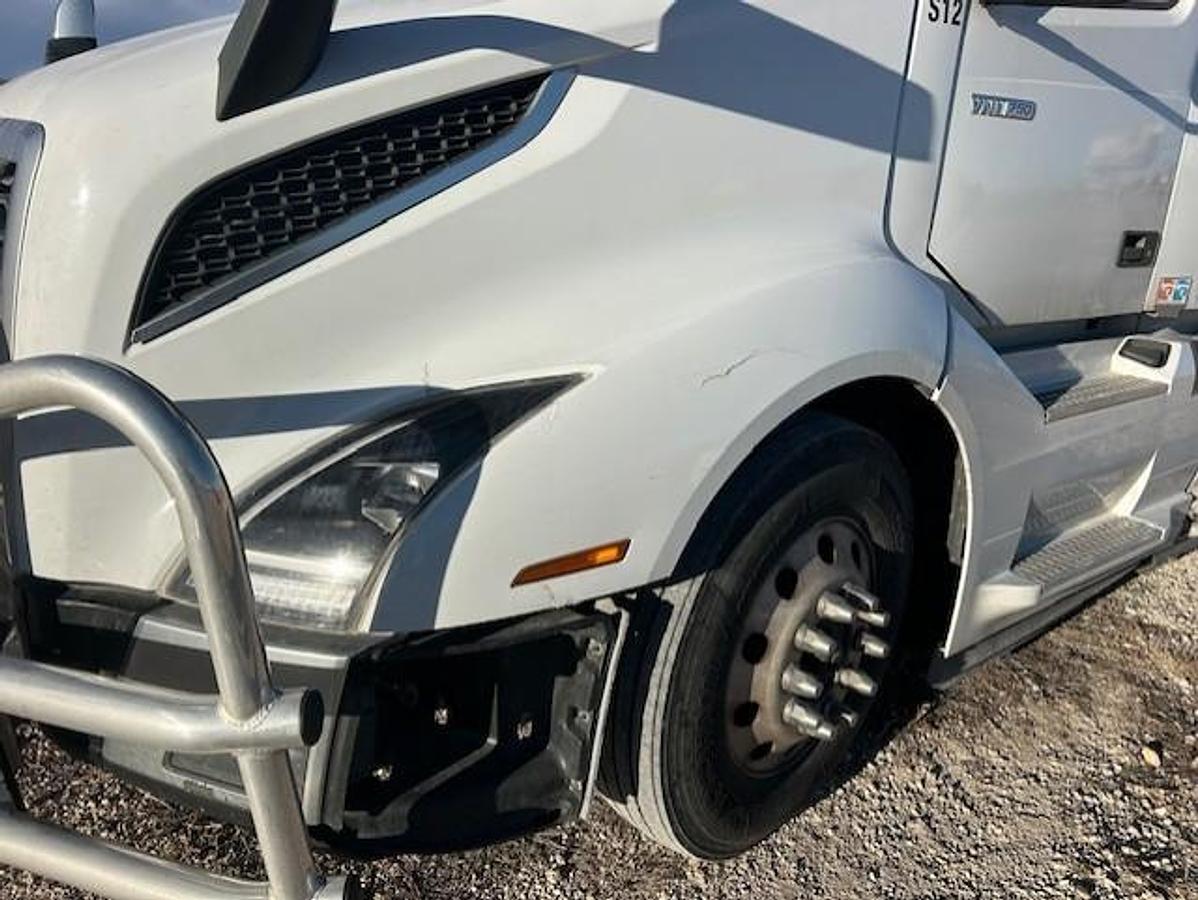 Used 2023 VOLVO VNL64T760 Sleeper Semi Truck