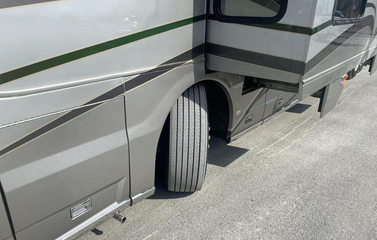 Used 2005 Country Coach Magna 630