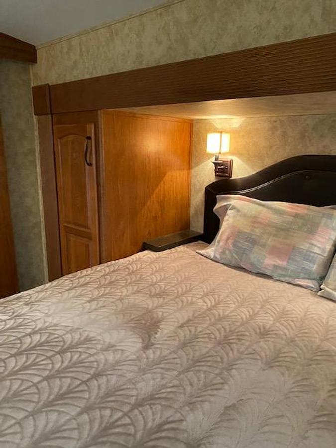 Used 2012 Keystone Montana Hickory Edition 33582RL Fifth Wheel