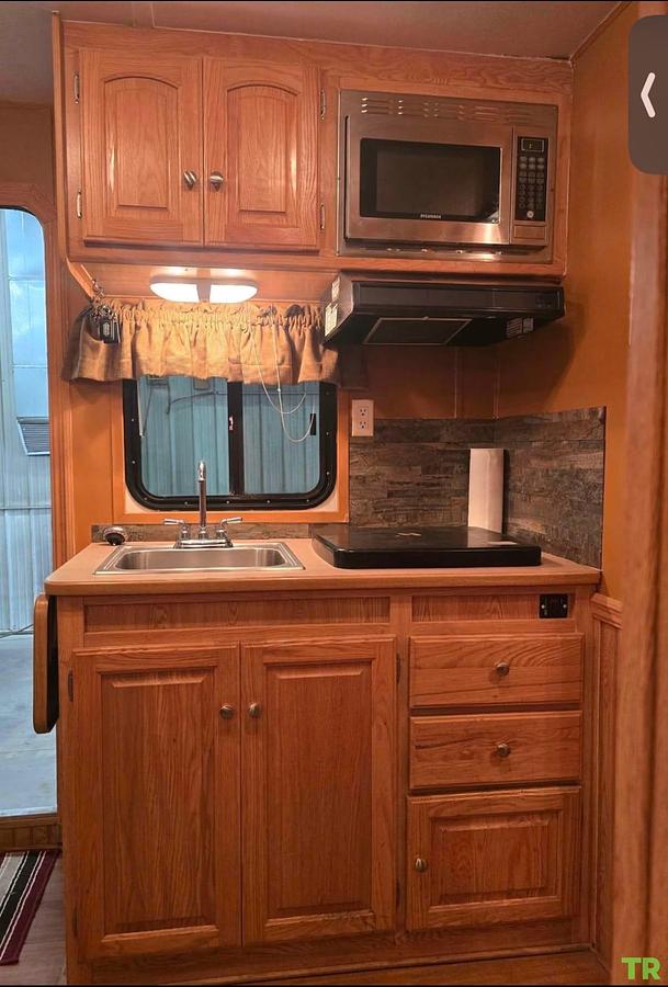 Used 2005 Stratus 4-Horse Aluminum Living Quarters Trailer